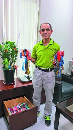 石發基長期跑全馬，獎牌已超過200個。 記者陳智華╱攝影