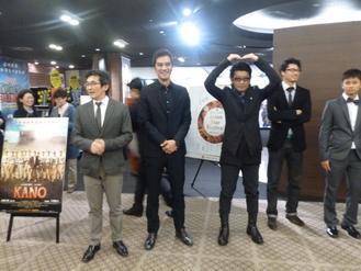 永瀨正敏(右三)在大阪電影節「KANO」首映後擺出超萌的「心」型手勢。 
 記者項貽斐／攝影