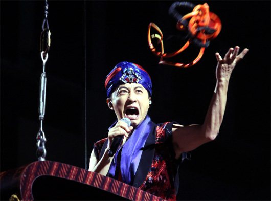 庾澄慶在台北小巨蛋舉辦「我的哈林年代」演唱會時，化身印度導師吊鋼絲坐飛毯搞笑演出。(歷史照片) 報系資料照片