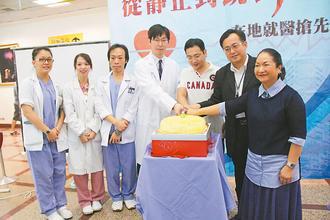 敏盛醫院葉克膜團隊昨天為莊先生（右三）舉辦慶祝會，恭喜他恢復健康。
記者郭逸君／攝影