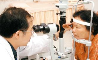 <br>許多人都有頭痛、眼壓高等困擾，醫師建議接受詳細檢查，如眼壓正常應避免過度用眼，減少使用3C產品。</br>
陳瑩山醫師/提供