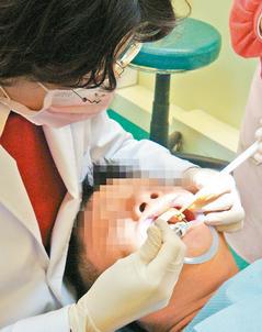 <br>牙醫師公會建議，初診病人如有鄰接面蛀牙或牙周炎問題，才需照X光。</br>
本報資料照片