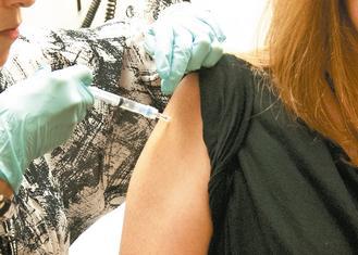 伊波拉疫苗第一階段的人體試驗結果令人樂觀，圖為一位志願者注射疫苗。<BR>美聯社