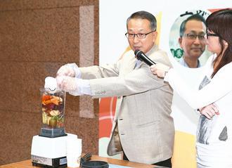 台北醫學大學公衛系教授韓柏檉，親自示範如何製作健康蔬果汁。<br>
記者陳柏亨／攝影