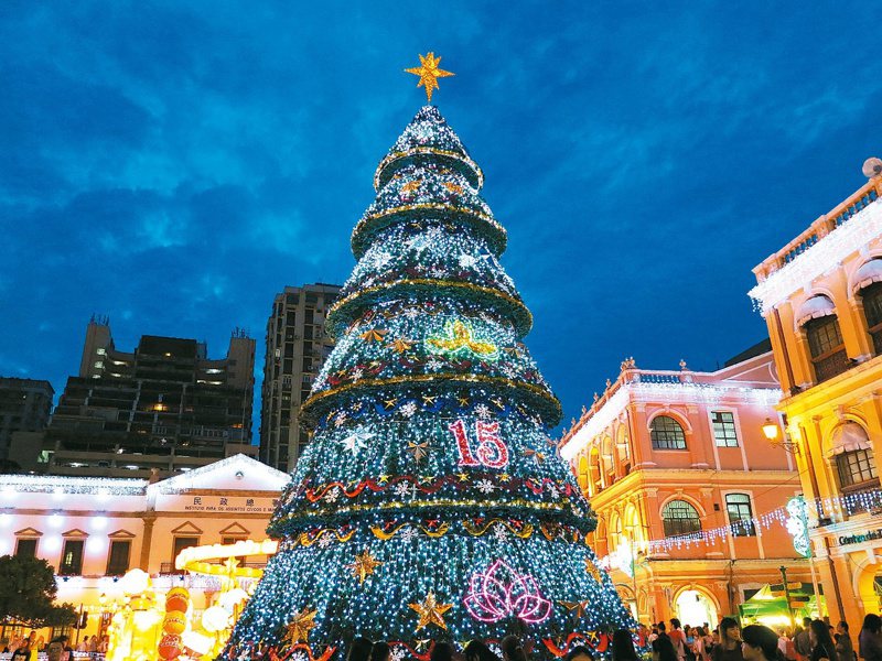 「議事亭前地」立起了3層樓高的耶誕樹，帶來幸福歡樂的佳節氣氛。 記者黃信璁／攝影