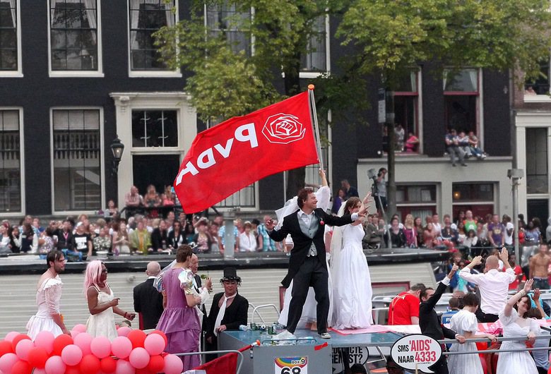 大力推動同志婚姻的Job Cohen所屬的勞動黨（PvdA）在同志大遊行中以同志婚姻平權運動為主題的遊船。 圖／陳宛萱