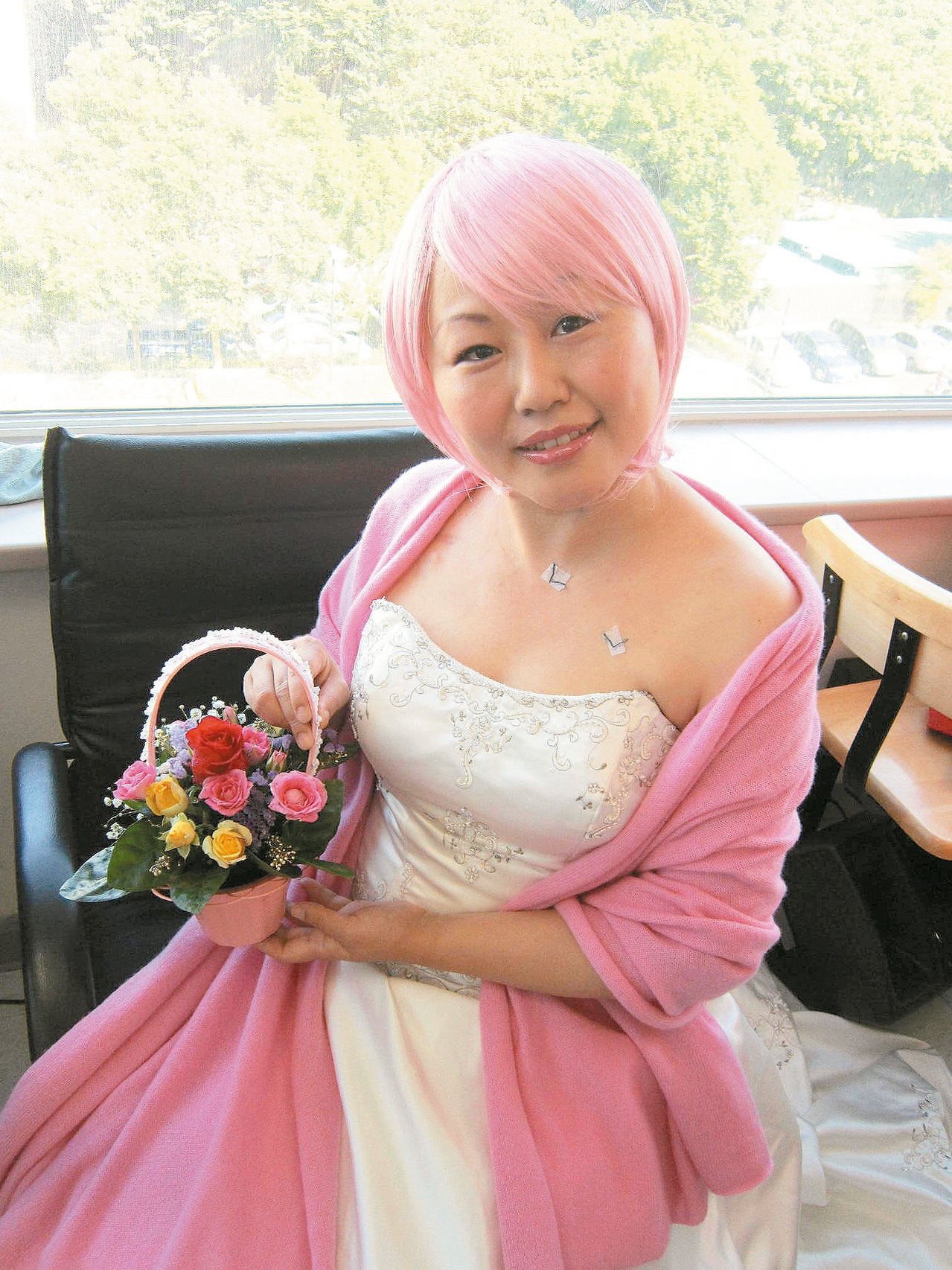 馬珮彤（圖）年初檢查出乳癌，昨天梳妝打扮、換上禮服，美美慶耶誕。