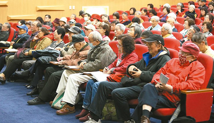 元氣健康講座「膳食養生」在台大醫學院國際會議中心舉行，民眾出席踴躍，並認真做筆記。