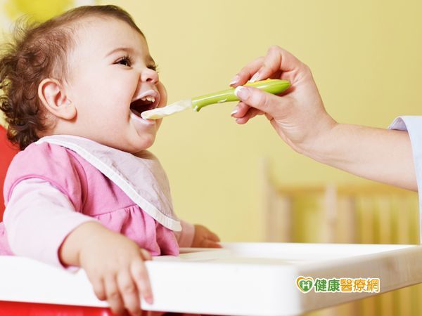 寶寶如何吃副食品？ 餵食物泥掌握五分鐘