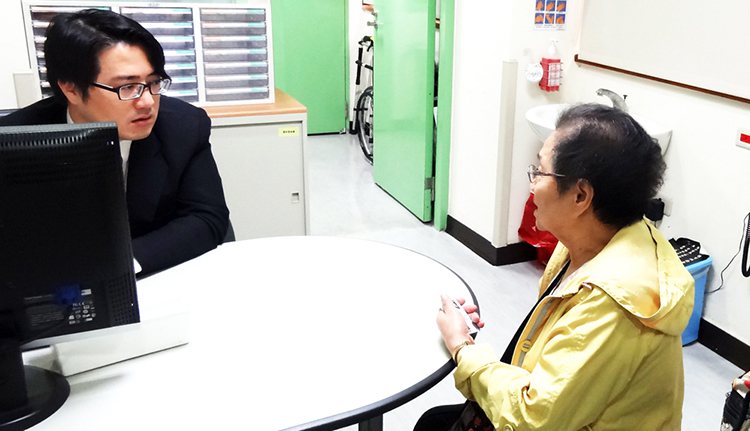 陳亮恭（左）專研老化與高齡醫學，對看診長輩很有耐心。
