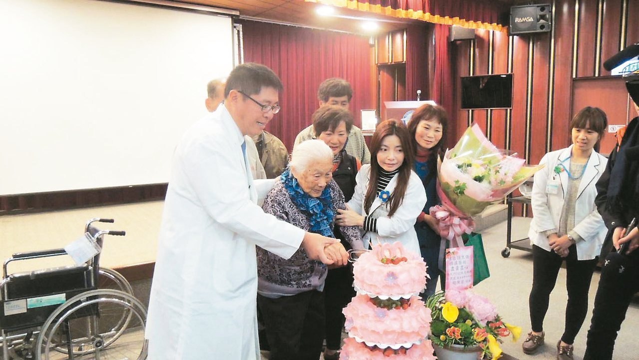 102歲趙姓老婦（左2）日前發現升結腸長了惡性腫瘤，經手術成功切除，院方昨天為她舉辦重生會。