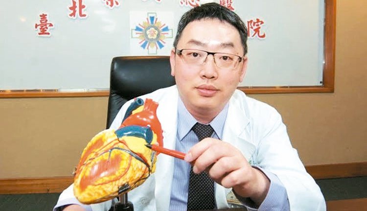 台北榮總心臟內科主治醫師趙子凡指著心臟模型表示，心房顫動患者引發腦中風機率，比沒有心房顫動者增加5倍。