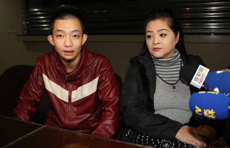 殺警案被告易寶宏（左）為演員易淑寬（右）獨子。
 記者黃威彬/攝影