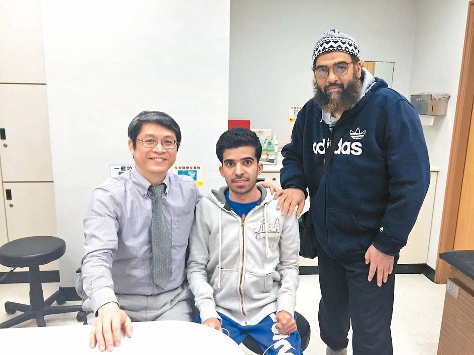 中東科威特青年阿赫瑪德(中)在父親陪伴下(右)，飛越5000公里來台治療腦瘤，經過林口長庚腦神經外科系主任吳杰才(左)手術後，阿赫瑪德狀況良好。
