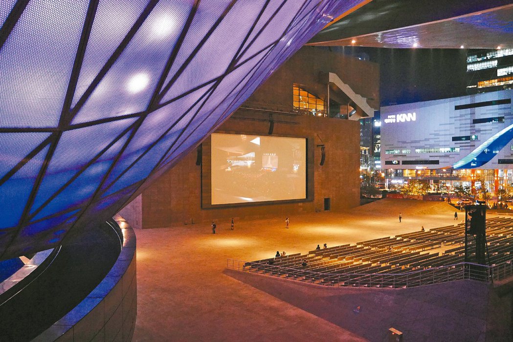 每到夜晚，電影殿堂的巨型螢幕播放影片，吸引電影愛好者。 記者蘇湘芸／攝影