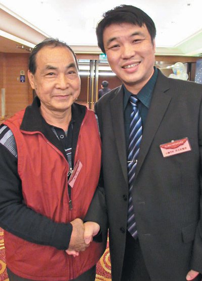 心衰竭患者陳明俊（左）10年前接受心臟移植手術，他說，現在猶如「重新活過來」。