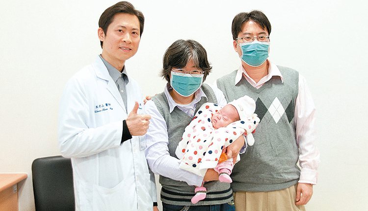 26周早產的安安，經醫護照顧健康出院，媽媽劉女士(中)和先生(右)開心不已。