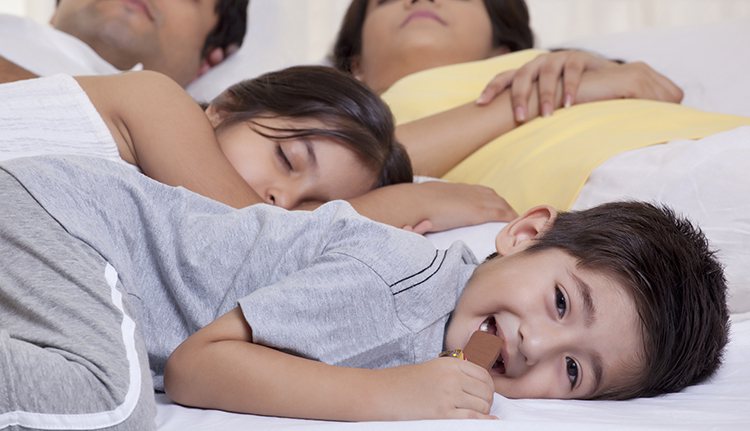 美國非營利組織「全國睡眠基金會」專家經研究後，對各年齡層提出睡眠時間建議，其中新生兒變為14至17小時，成年人仍是7至9小時，而65歲以上長者為7至8小時。