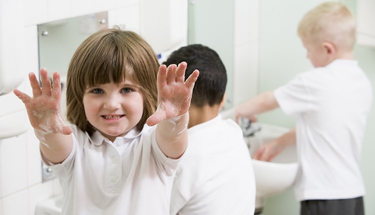 飯前、如廁後應洗手；為嬰幼兒或老年人更換尿布之後，以及準備餐點之前，都應該勤洗手