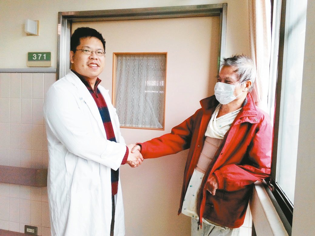 陳姓男子（右）兩度失去呼吸心跳，都幸運救回，心臟內科主任鄧逸峰（左）恭喜他恢復健康。