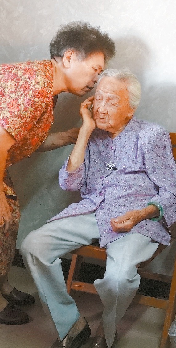 台灣老年性重聽盛行率相當高，75歲以上有四成重聽。<br />報系資料照片