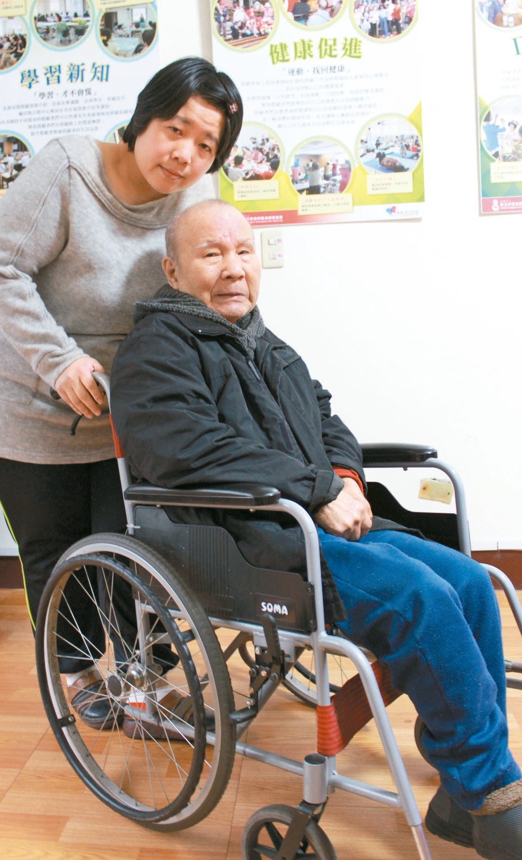 就算推著輪椅，陳琴月（左）還是會帶著爸爸（右）一起當志工。