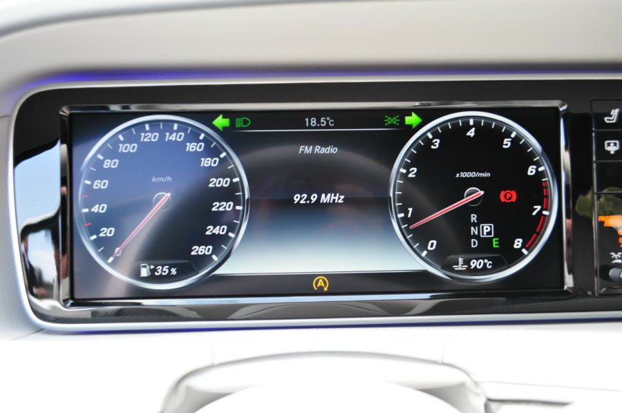 儀表板是12.3吋、8：3比例的液晶螢幕呈現，整合多功能行車資訊顯示區的數位儀表...