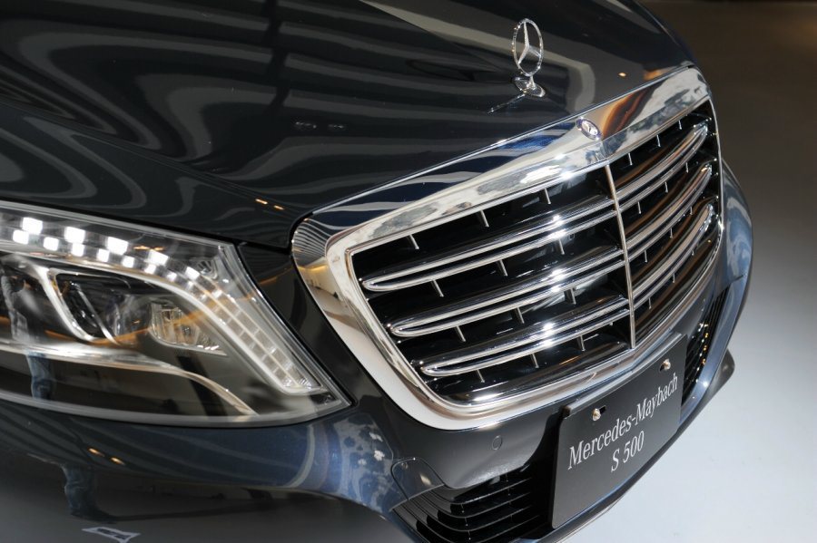 Mercedes-Maybach專屬三疊柵式水箱護罩，另載標配的智慧型LED頭燈...