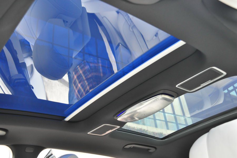 電動全景天窗附MAGIC SKY CONTROL可變色車頂。 記者許信文／攝影