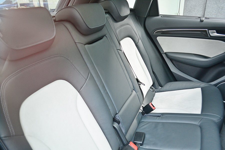座艙以真皮包覆，加上金屬飾板，還追加獨特的Carbon Atlas碳纖維飾板，另...