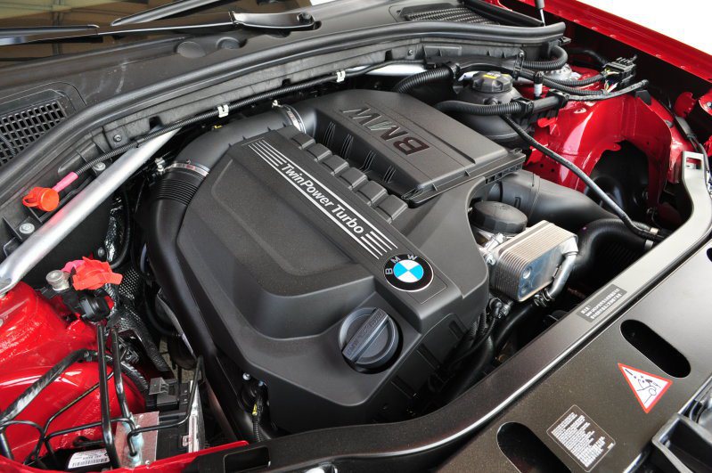 3.0升TwinPower Turbo渦輪增壓榨出馬力306hp，扭力峰值400...