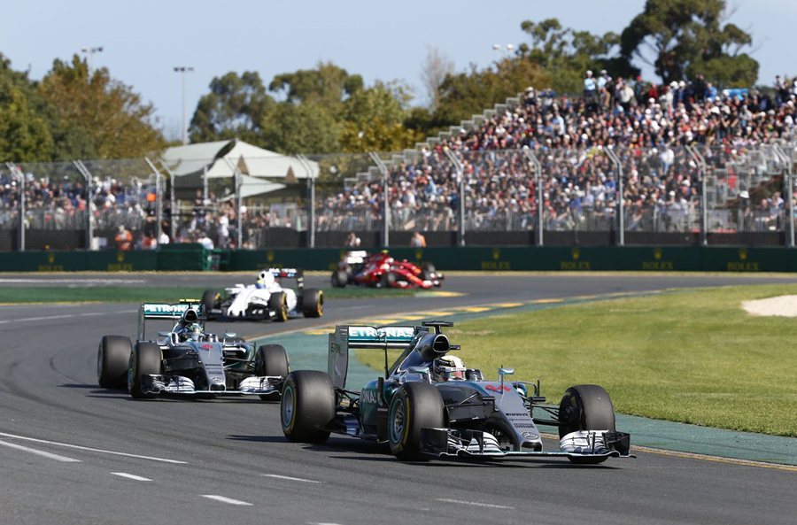 Hamilton與隊友Rosberg一度呈現拉鋸，僅以1.3秒差距分居澳洲賽事冠...