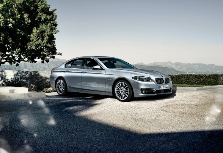 全新BMW 5系列全車系升級標準配備同級唯一之環景顯示系統，全新BMW 520d另新增電動尾門、全新BMW 520i新增緞面鋁質窗框，更顯豪華氣息。 汎德汽車提供