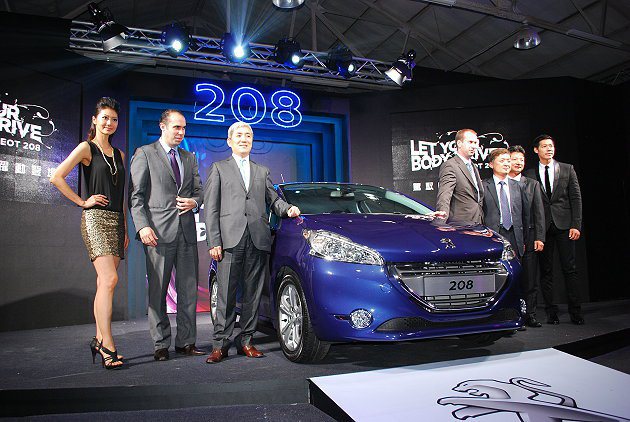 寶嘉聯合代理的Peugeot，上月發表全新208車系，負責亞太市場的PSA亞洲區營運長Eric Mougin(左二)特別率隊來台主持新車發表，也意味寶嘉聯合爭取雪鐵龍新車代理好事已近。 趙惠群
