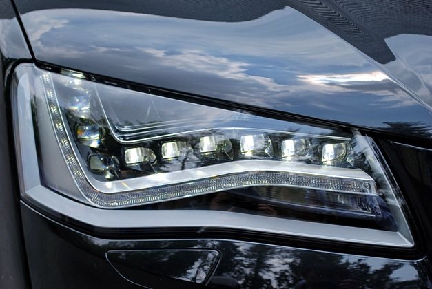 S8車頭採先進的LED頭燈組，並配上LED極限識別燈。 趙惠群