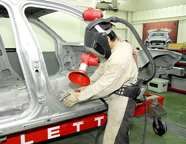 鋁合金的車體檢修需要接受相當長的訓練。 Jaguar Land Rover