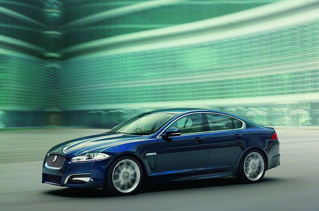 New XF動人線條堪稱Jaguar新世代英倫前衛美學的極致展現，2.0i Premium Luxury和3.0 V6 S/C Premium Luxury更配備了原廠Aero Dynamic空力套件組，凸顯New XF前衛動感美學的極致風采。 Jaguar