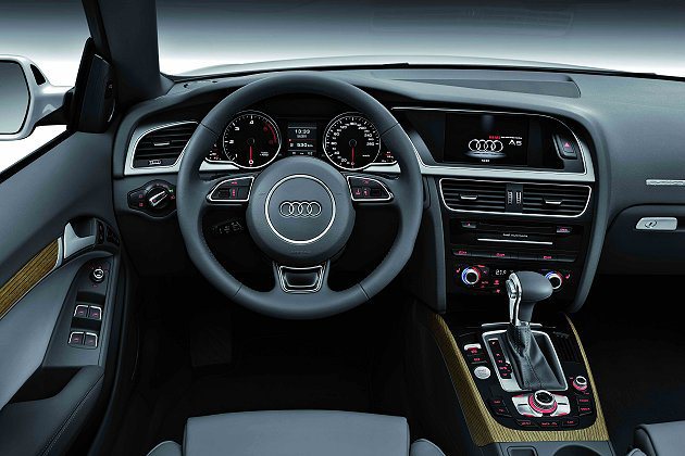 內裝配備與設計相當實用。 Audi
