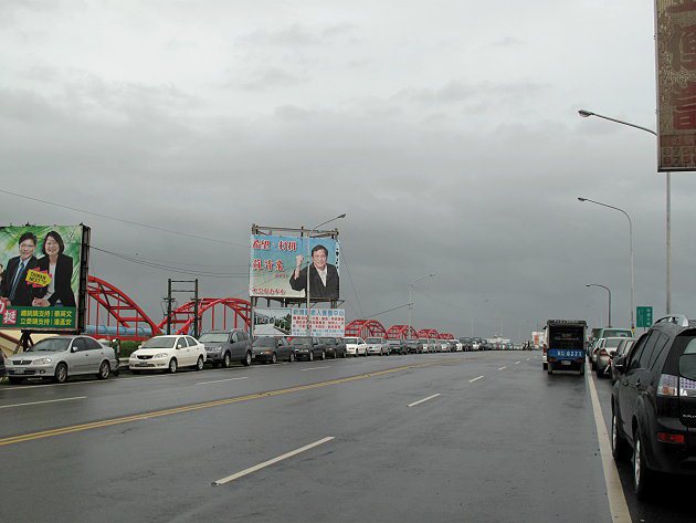 颱風來襲，可將車停在橋上兩側防水淹。 聯合報資料照