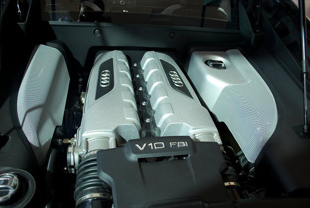 5.2升V10自然進氣擎結合缸內直噴供油，並有90度夾角，創造想當出色的動力與加...