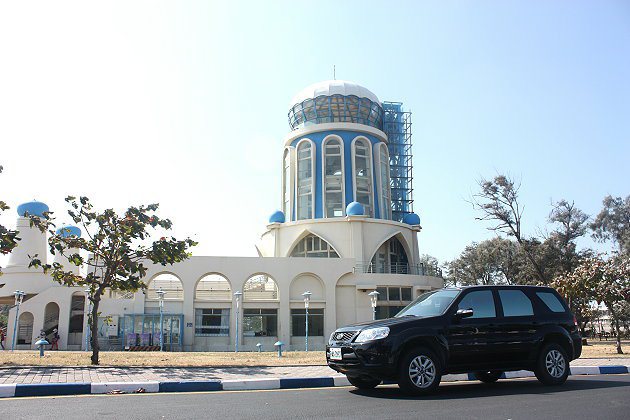 南寮漁港的旅遊服務中心，也是藍白色調地中海風建築。 記者林和謙／攝影