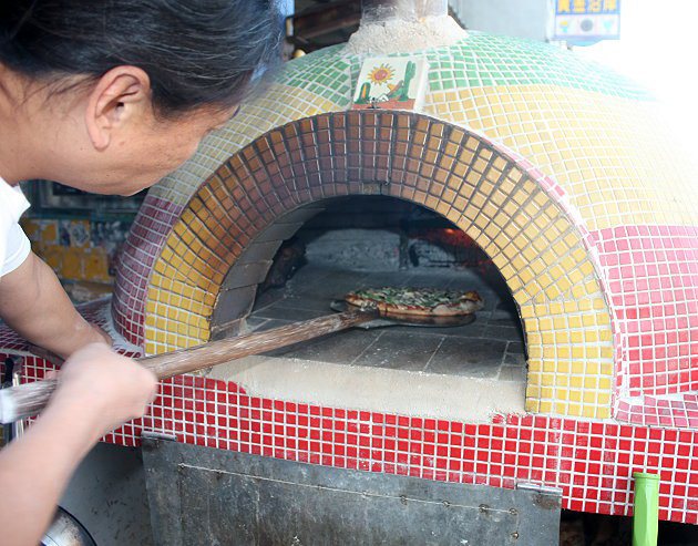「海屋」手工火烤pizza。 記者林和謙／攝影