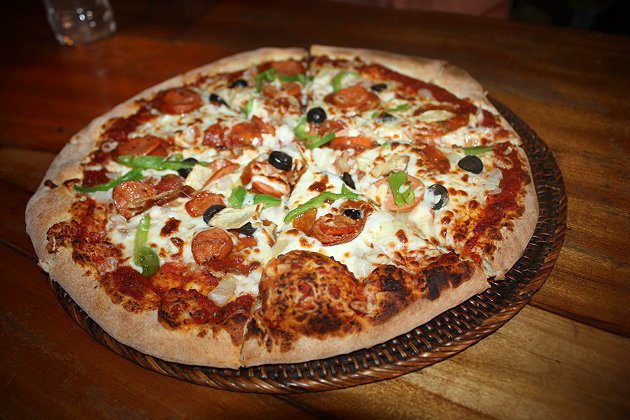 「海屋」手工火烤pizza的份量頗多，此為豬肉口味。 記者林和謙／攝影