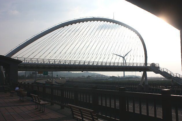 豎琴橋橫跨西濱公路，旁邊有人行步道與座椅。 記者林和謙／攝影