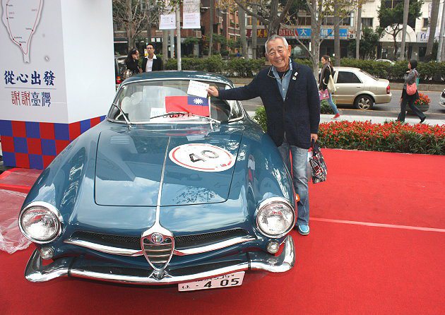 高齡72歲的日本古董車熱愛者稻川淳一，與1963年Alfa Romeo Giula Sprint Speciale。 記者林和謙／攝影