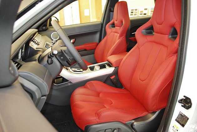 Range Rover Evoque鮮紅跑車座椅。 記者趙惠群／攝影