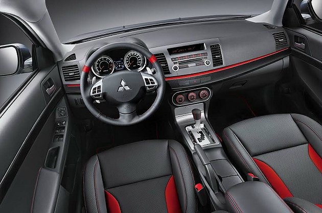 Lancer iO內裝充滿時尚運動風格，配備全新設計烈焰紅中控台環艙飾板、紅色皮...