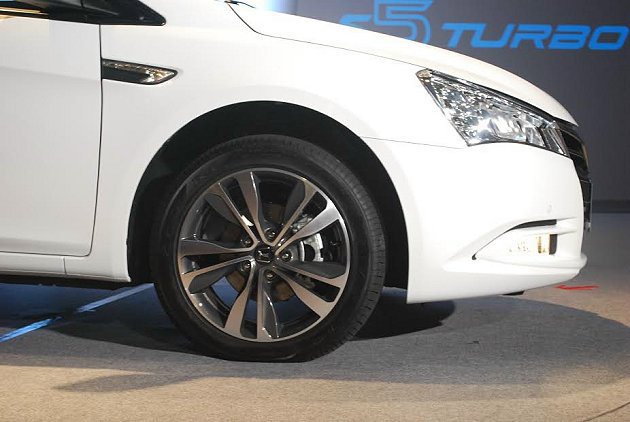 S5 Turbo旗艦車型有全新鍍鉻切削的17吋雙彩鋁合金輪圈。 記者趙惠群／攝影
