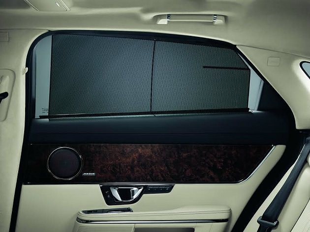 XJL長軸版標配電動後車側窗遮陽簾。 Jaguar提供