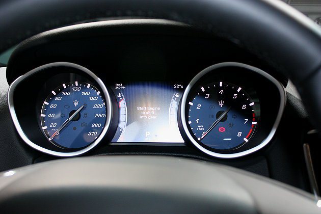 儀錶板中央可顯示行車資訊與相關訊息。 記者林和謙／攝影